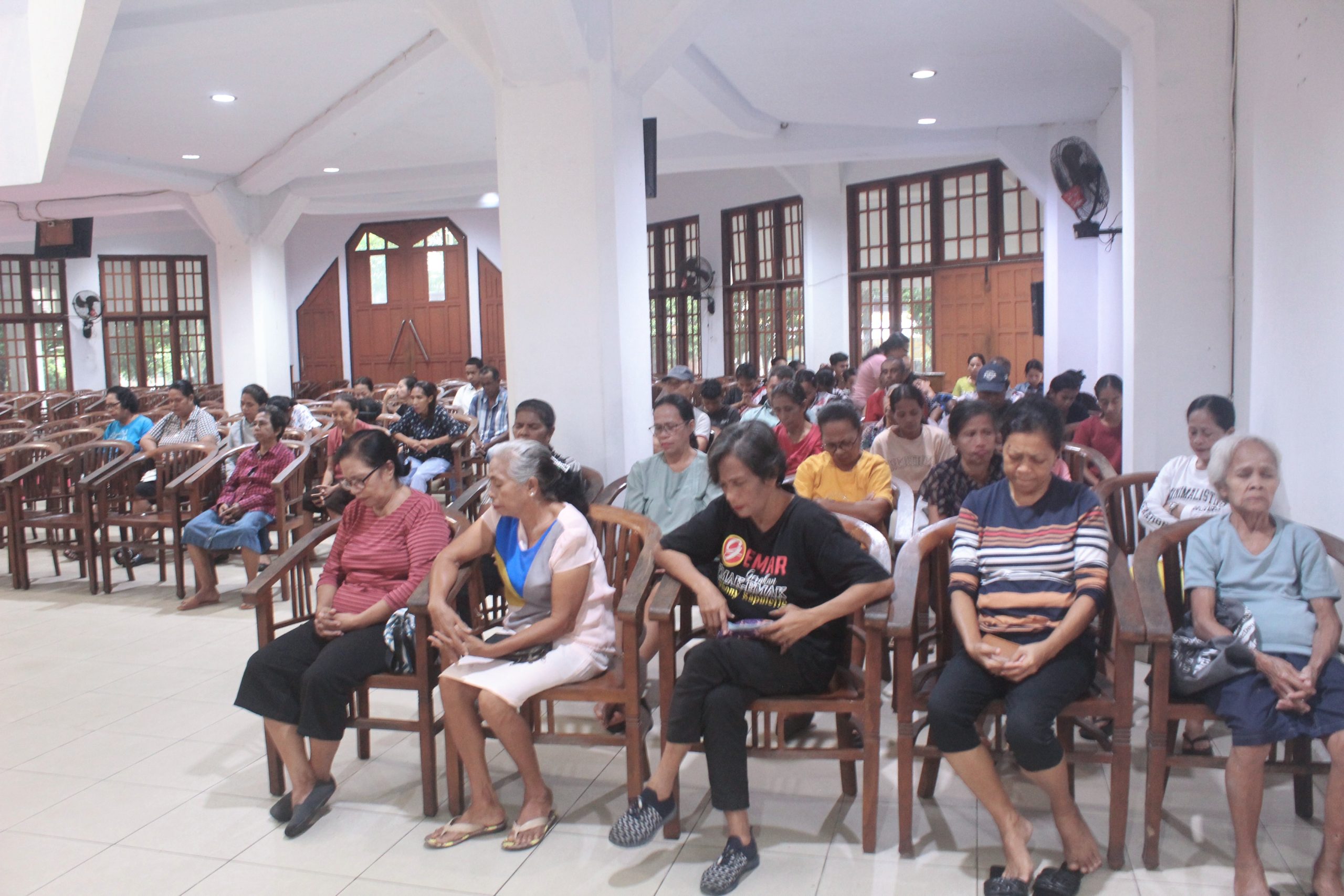 Warga Jemaat Sementara Menunggu Giliran Untuk Menerima Bantuan Pelayanan Kasih, Yang Berlangsung Di Dalam Gereja Rehoboth.
